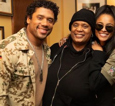Tammy T. Wilson with her son Russell Wilson and daughter-in-law Ciara  